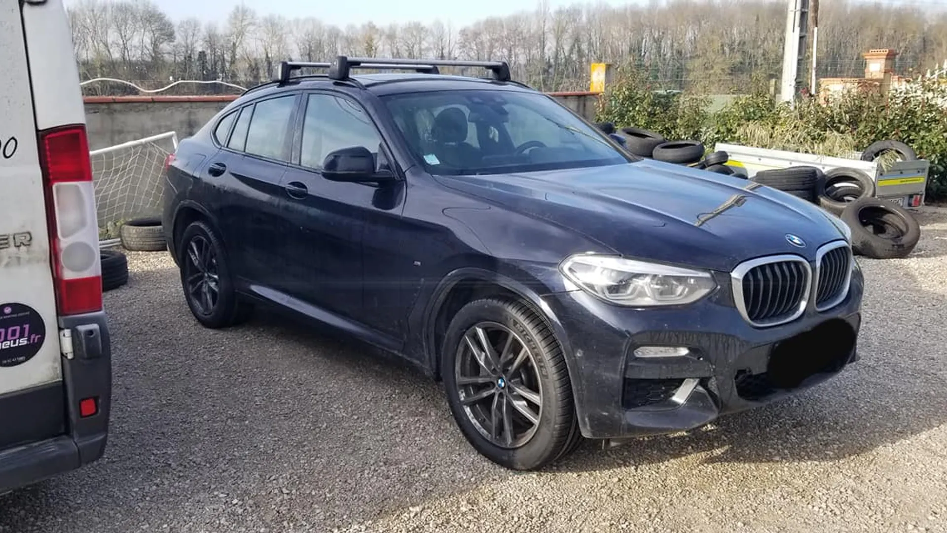 SUV BMW noir garé à l'extérieur