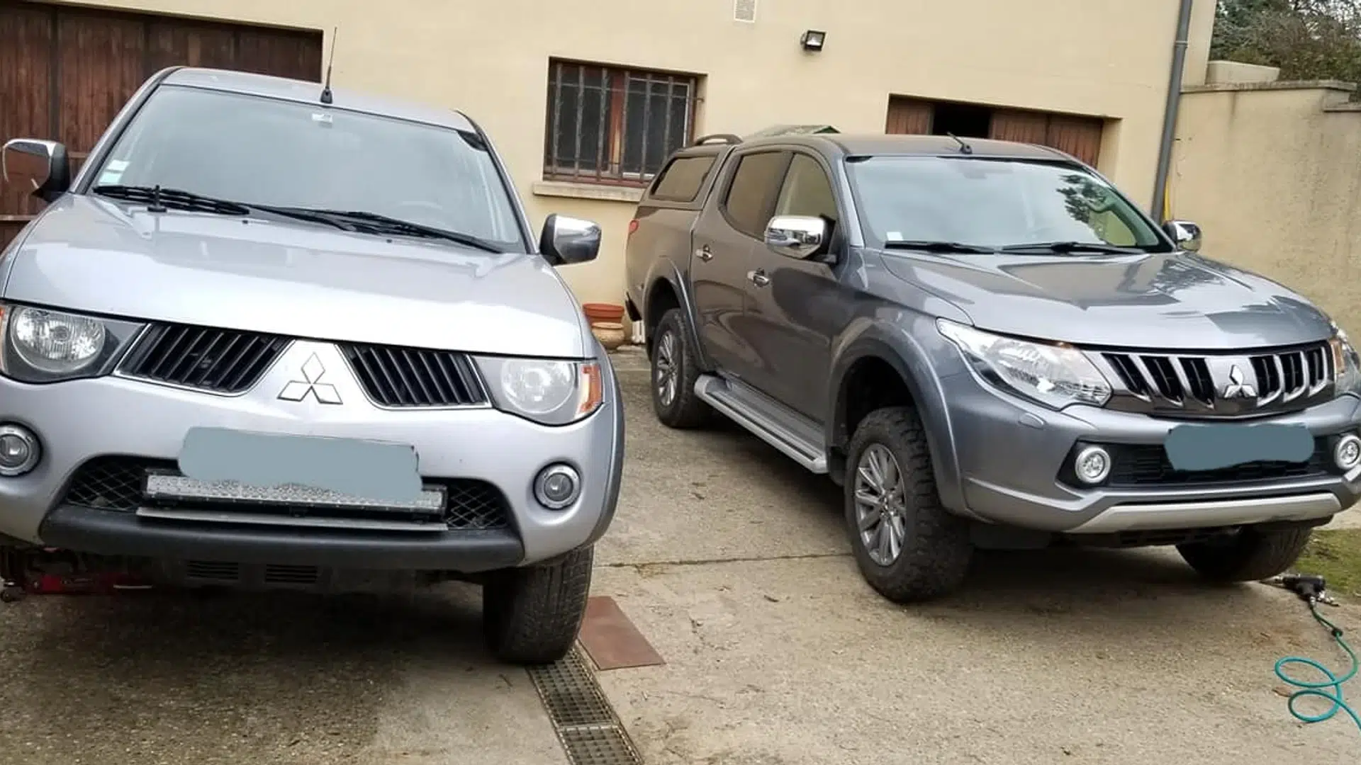 Deux pick-ups Mitsubishi garés