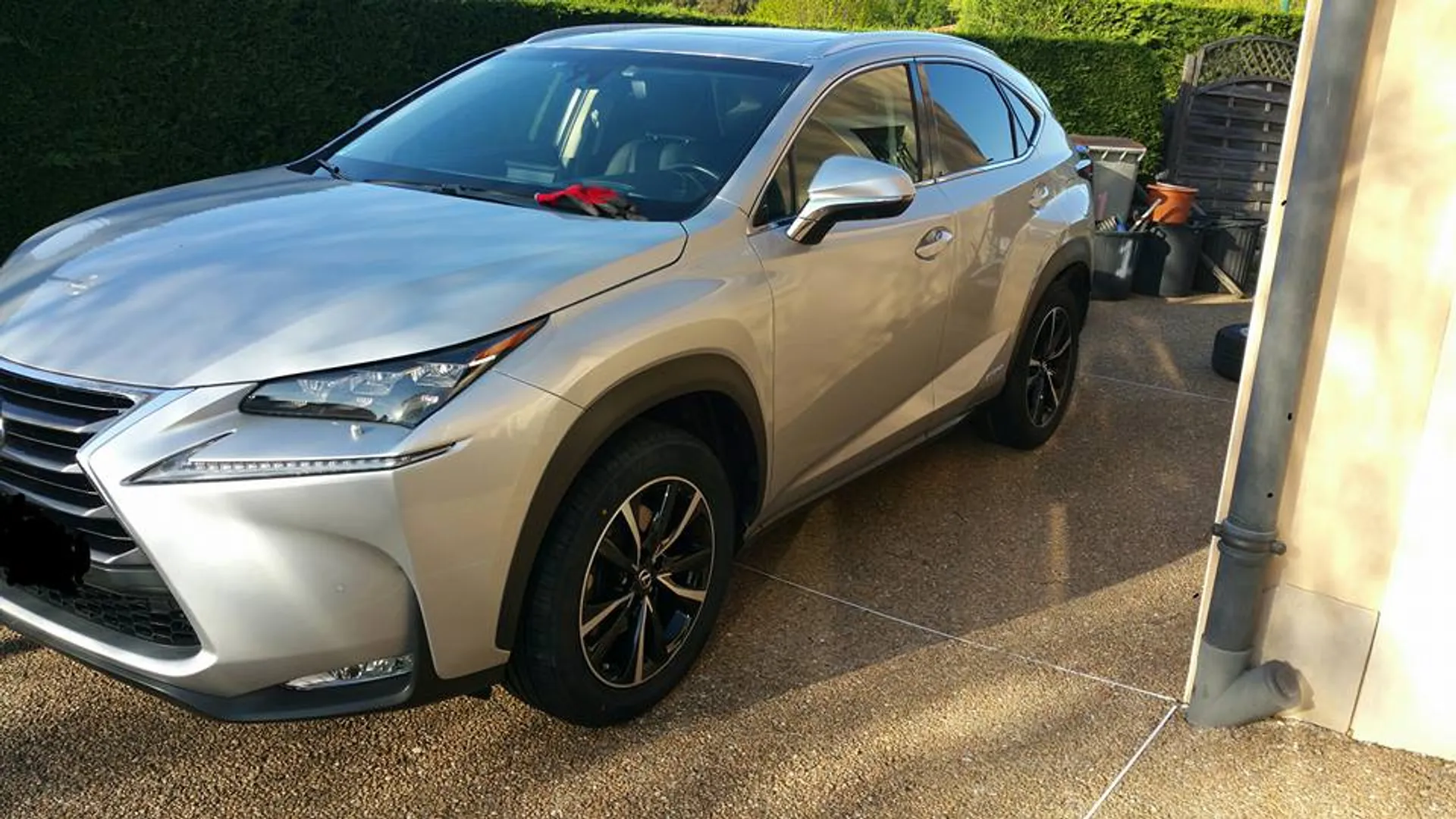 SUV argenté garé sur une allée