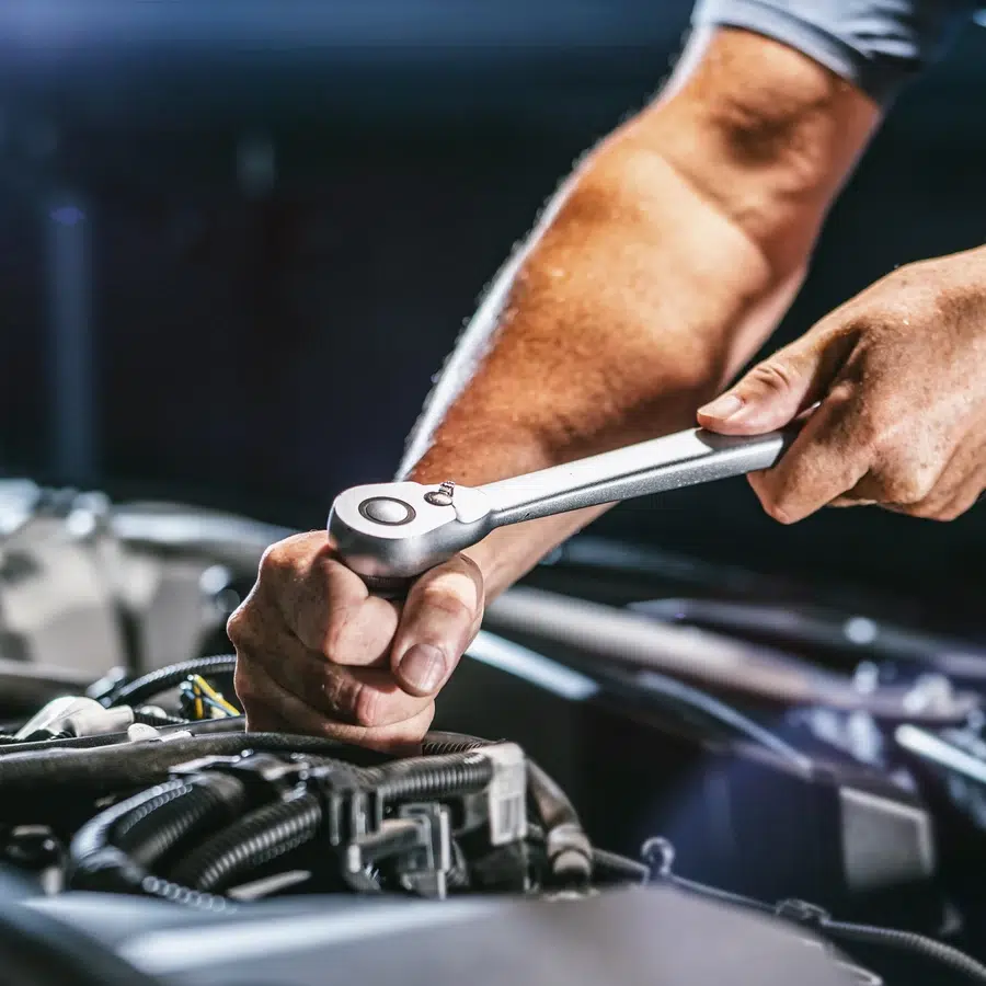 Mécanicien utilisant une clé à cliquet